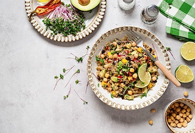 Plato de ensalada con quinoa, alimento con magnesio