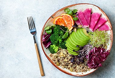 Ensalada con semillas de girasol, palta, brócoli y otras verduras