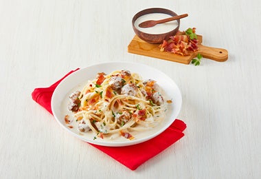 Espagueti a la carbonara con trozos de tocino 