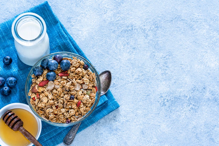 fruta desecada en cereal de desayuno