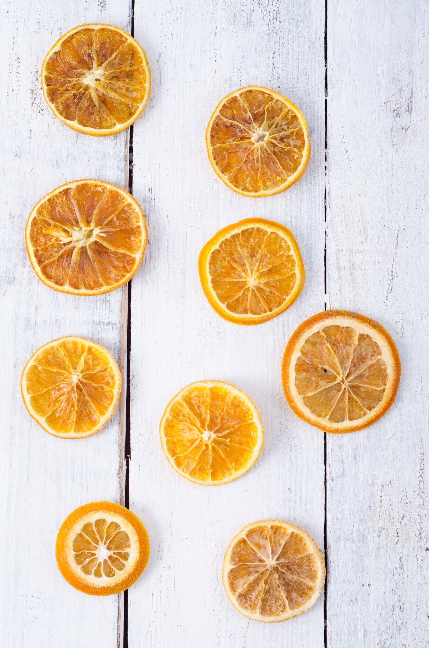 fruta desecada en la mesa, naranjas secas en rodajas