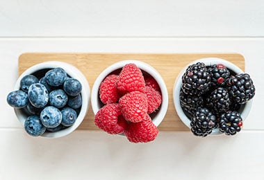 Variedad frutos rojos frambuesas, arándanos y moras 