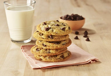 Galletas con chips de chocolate, uno de los postres fáciles y rápidos con pocos ingredientes que se pueden preparar