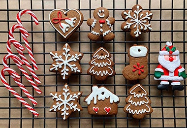 galletitas de árbol de navidad en reja