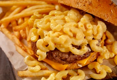 Hamburguesa de macarrones con papas fritas, otra variante, como la hamburguesa de pescado.