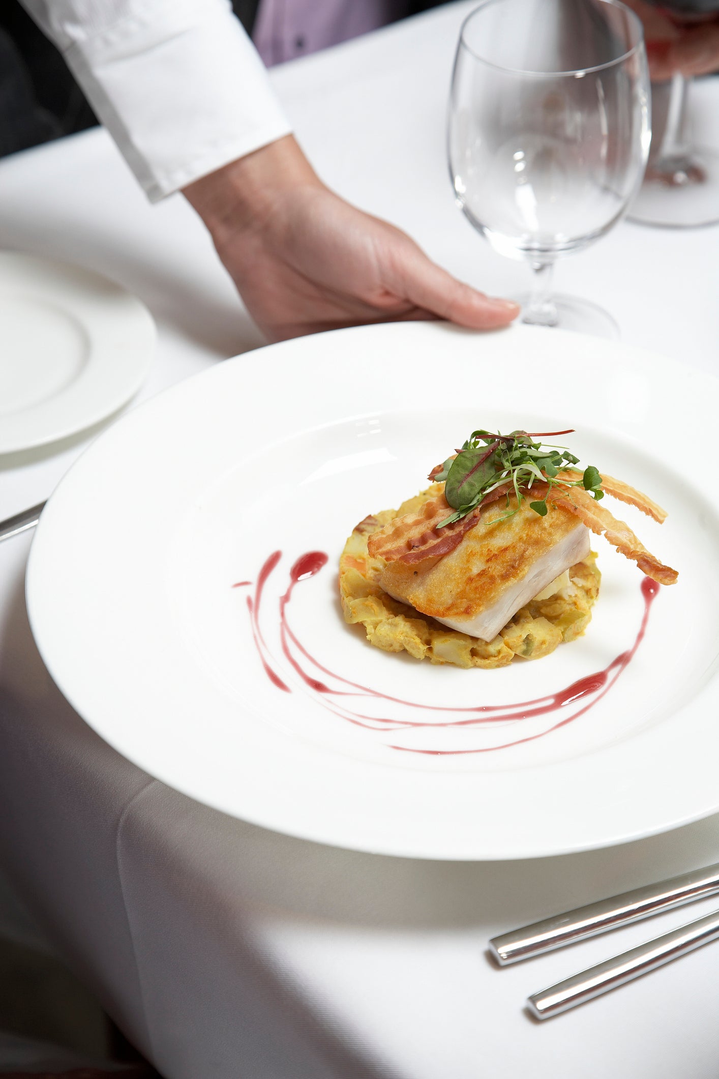 Plato decorado con hierbas frescas y múltiples texturas. 