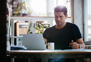 Un hombre trabajando, eliminando distracciones para dejar de procrastinar