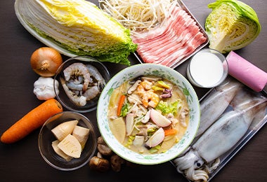 Repollo, panceta, zanahoria, camarones y brotes de soja son ingredientes del yakisoba