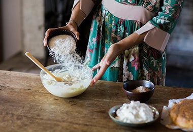 Preparación de masa en receta casera de pan integral 