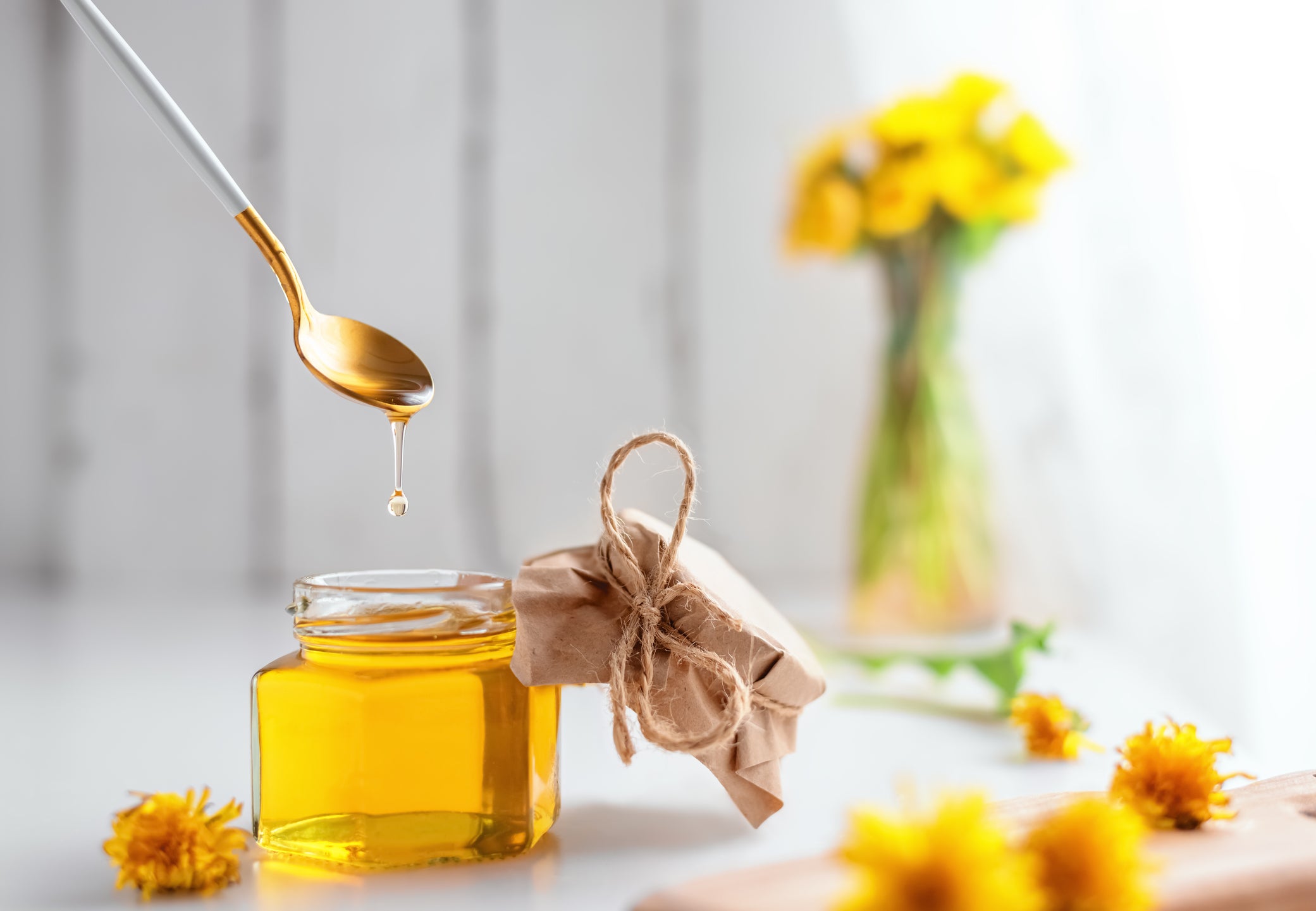 una cuchara con miel para hacer mermelada casera sin azúcar