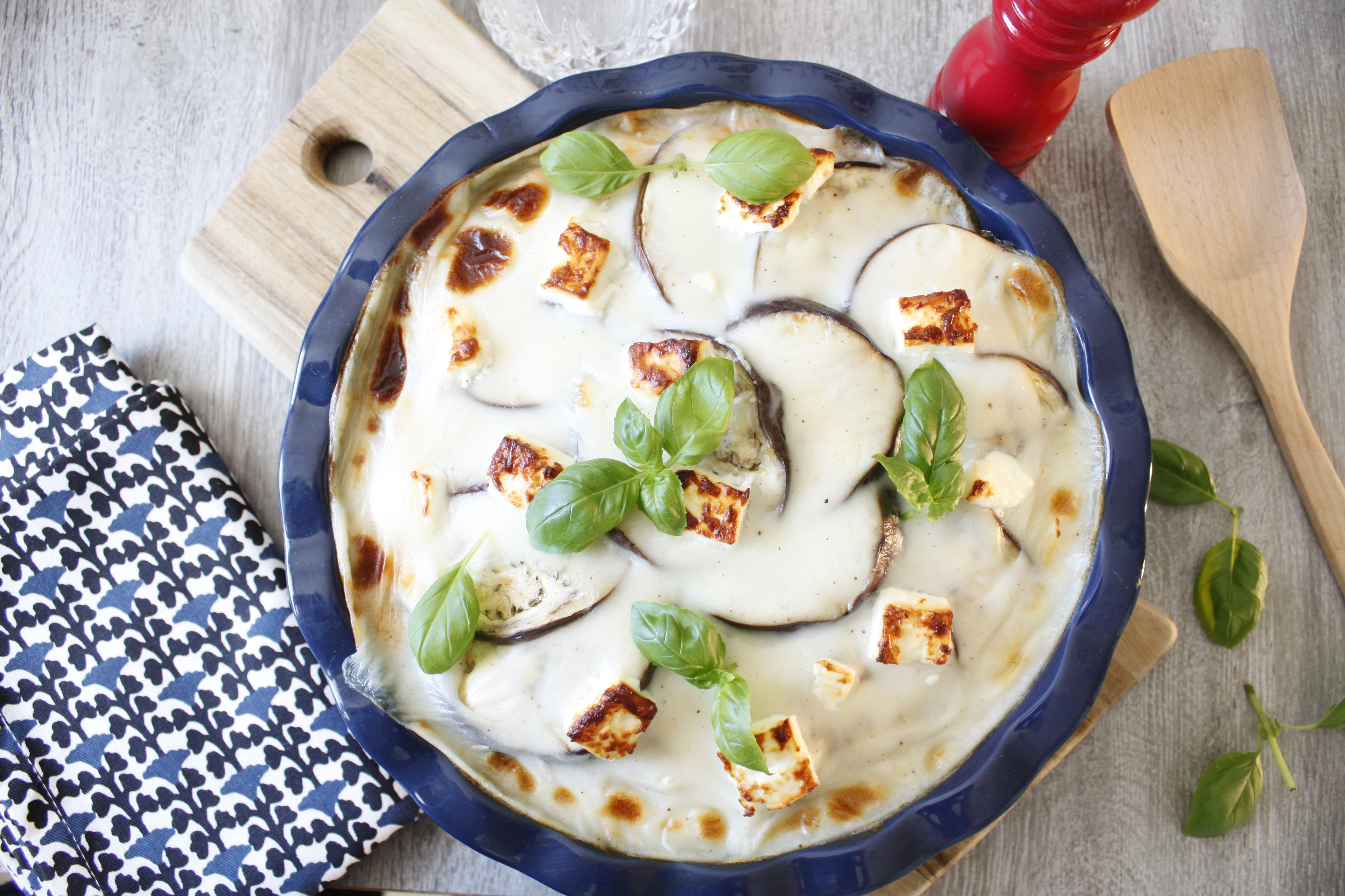 Moussaka de cordero, una receta tradicional de Grecia con berenjenas y cubierto de salsa bechamel