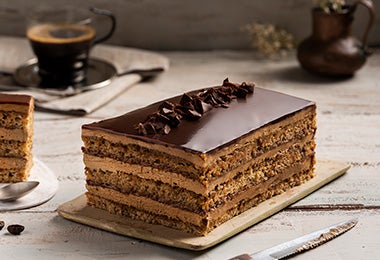 Un naked cake de varias capas y con chocolate