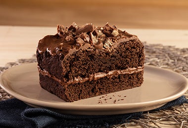 Una porción de un naked cake de chocolate. 