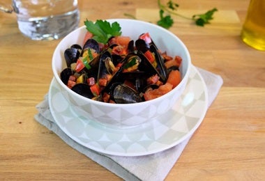 Plato de mejillones con conchas abiertas