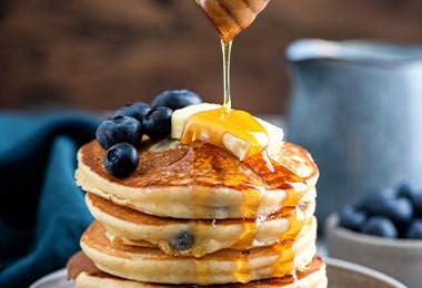 Pancakes de arándanos y miel en desayuno sorpresa para mamá