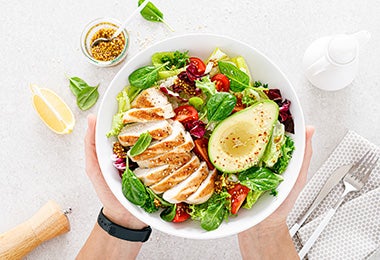 Una persona a punto de comer un plato balanceado para favorecer la unión de cuerpo y mente