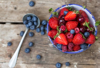 Un plato con frutos rojos para ayudar con la conexión con la naturaleza
