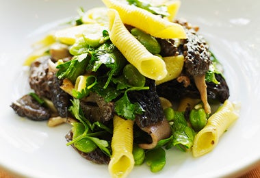 Plato de ensalada con pasta