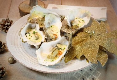 Plato con ostras frescas, base para hacer salsa de ostras