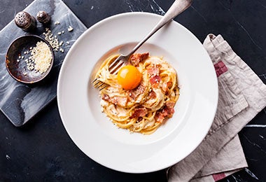 Plato de pasta con queso parmesano