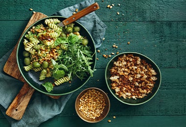 Plato con receta de ensalada con pasta y frutos secos 