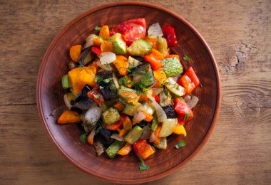 Plato con variedad de verduras ensalada de pulpo