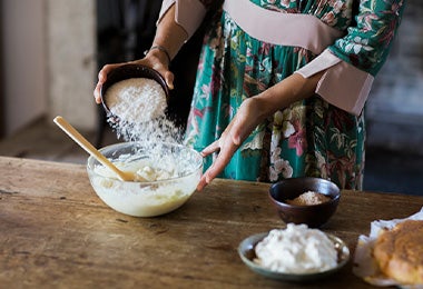 Persona preparando masa de torta con harina 