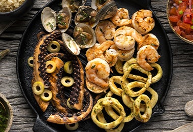 Pulpo a la gallega y parrillada de mariscos