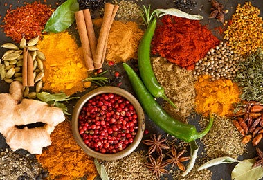 ¿Qué es una especia exótica? Especias multicolores en una mesa