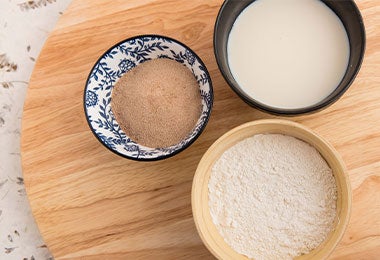 tazón con harina de algarroba para recetas