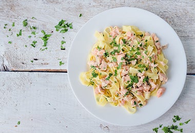  Receta de fetuccini con salsa Alfredo y perejil 