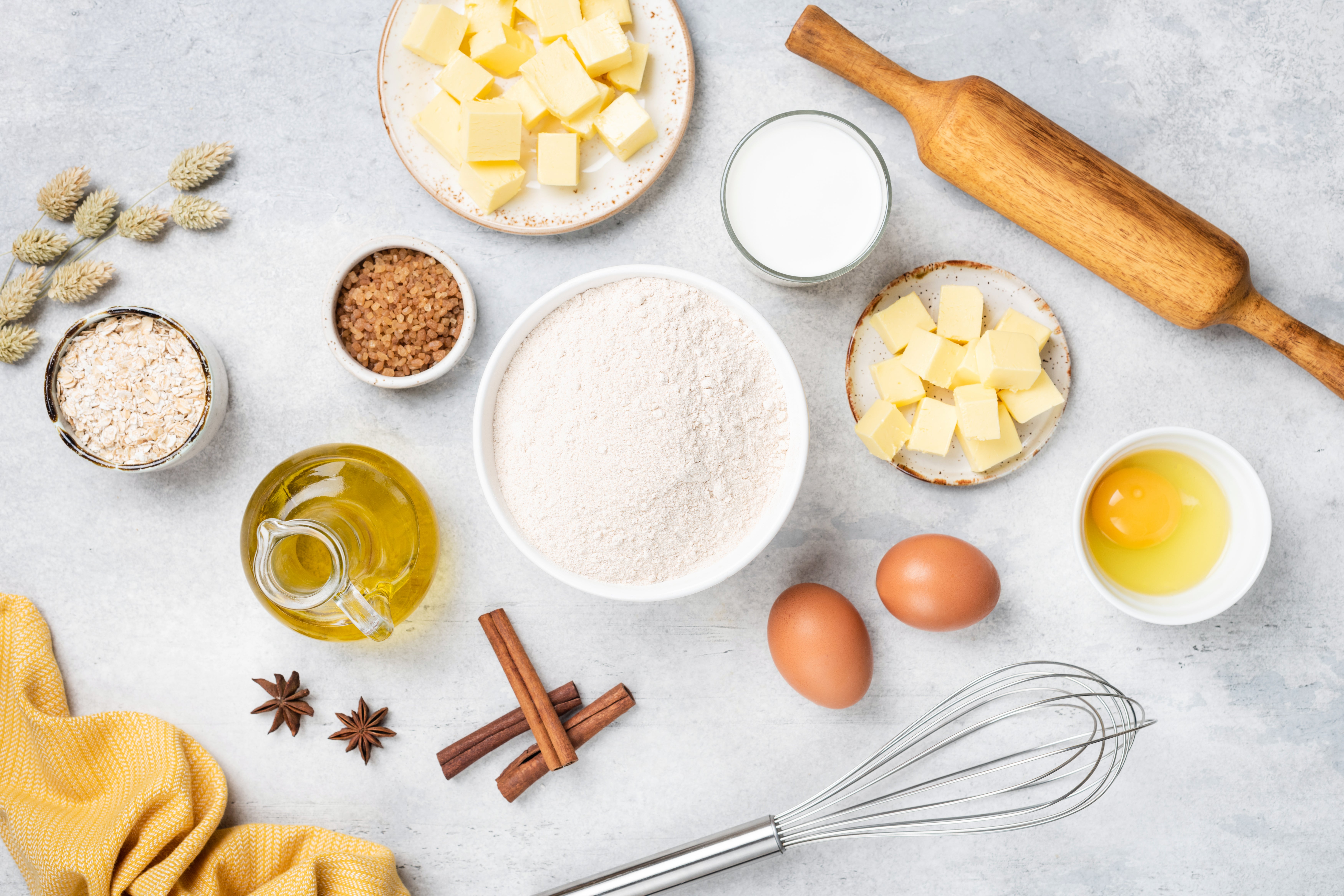 Huevo y harina son ingredientes versátiles para recetas con pocos ingredientes.