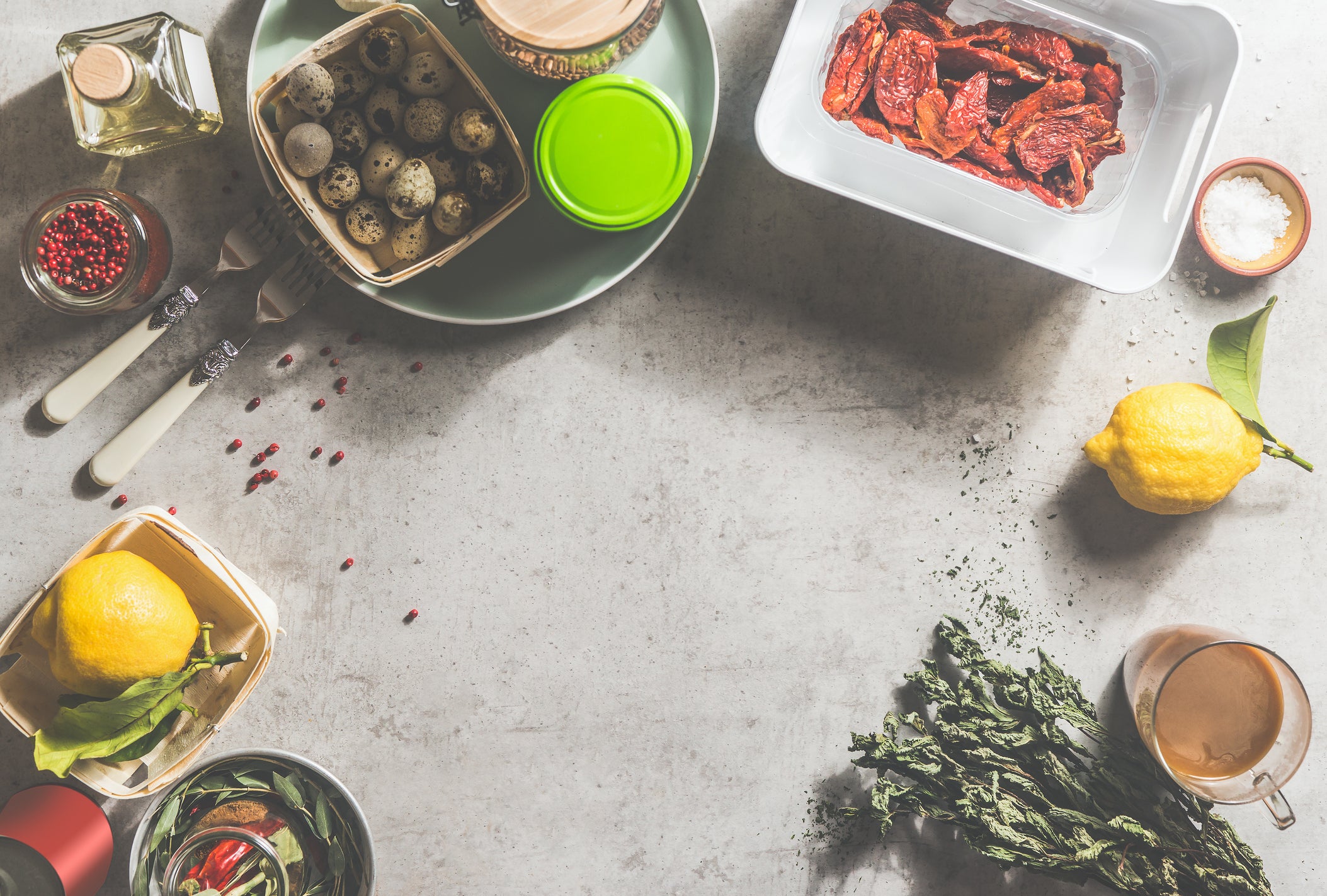 pocos ingredientes en la mesa para hacer una receta.