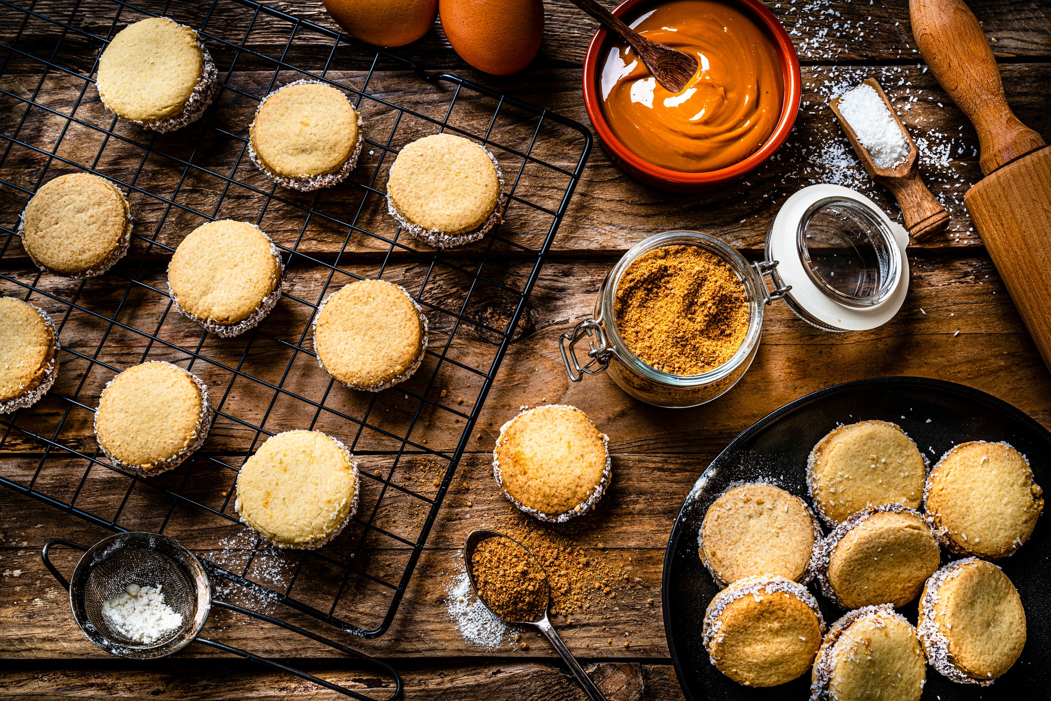 Mesa con alfajores el postre más famoso de las recetas típicas de Argentina.