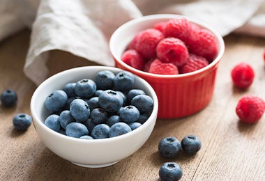 Recipientes con frambuesas y arándanos, frutos rojos  
