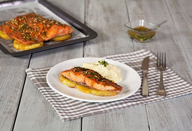 Salmón con manteca clarificada ghee y puré de papa 