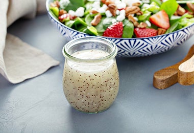 Salsa blanca y espesa para agregar a ensalada