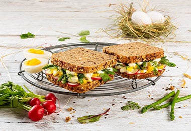 Sándwich en pan integral con verduras y huevo, uno de los desayunos fáciles y rápidos que recomendamos