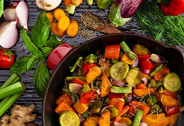 Verduras a la plancha cocinadas en una sartén de hierro. 