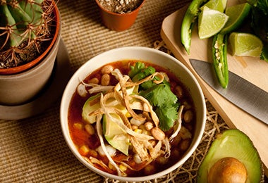 Sopa de tortilla con tiras fritas de tipos de tortilla 