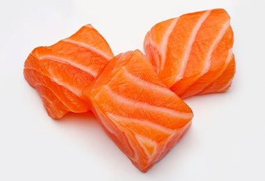 kanikama con salmón cortado en pedazos 