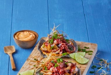 Tabla con tortilla y ensalada de pulpo con limón y salsa