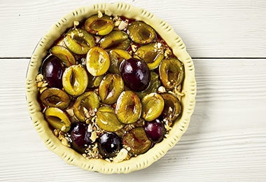 Tarta con diferentes tipos de ciruela