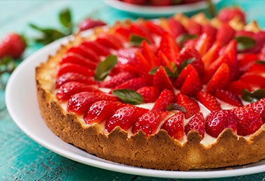 Tarta de frutillas con galletita, hierbas y queso, un postre icónico