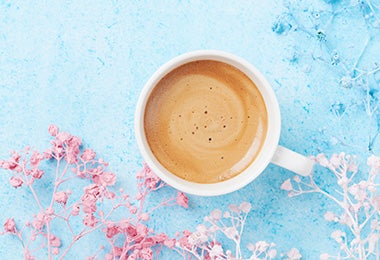Taza de café debida en desayuno sorpresa para mamá