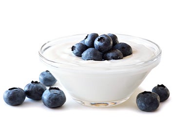 Bol de arándanos con yogur griego, opción de postre con proteína 