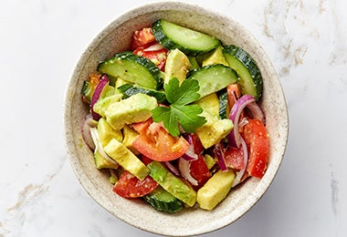 Tazón con ensalada de paltae en cubos