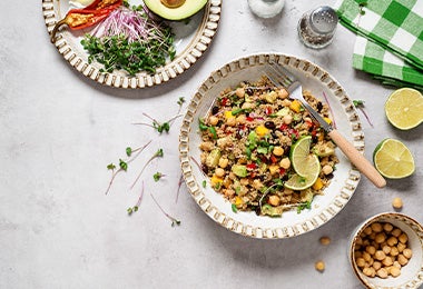 Tipos de granos para ensalada como la quinoa, con rodajas de limón y aguacate.  