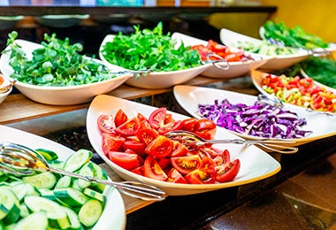 Tomate, cebolla y lechuga preparada con cortador de alimentos