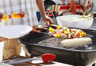 Brochetas de verduras en un asado